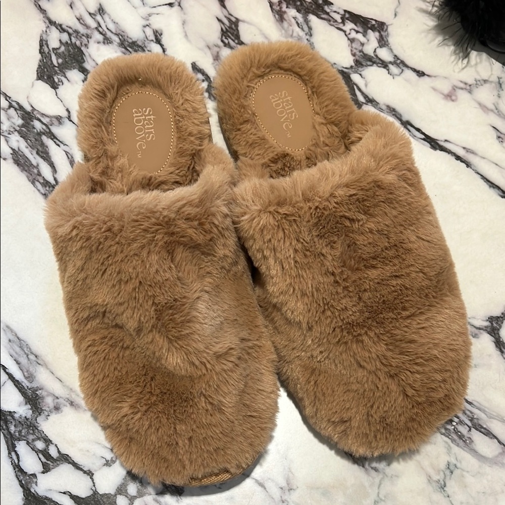 Women's Tan Fuzzy Slippers stars above target size 11/12 only worn once